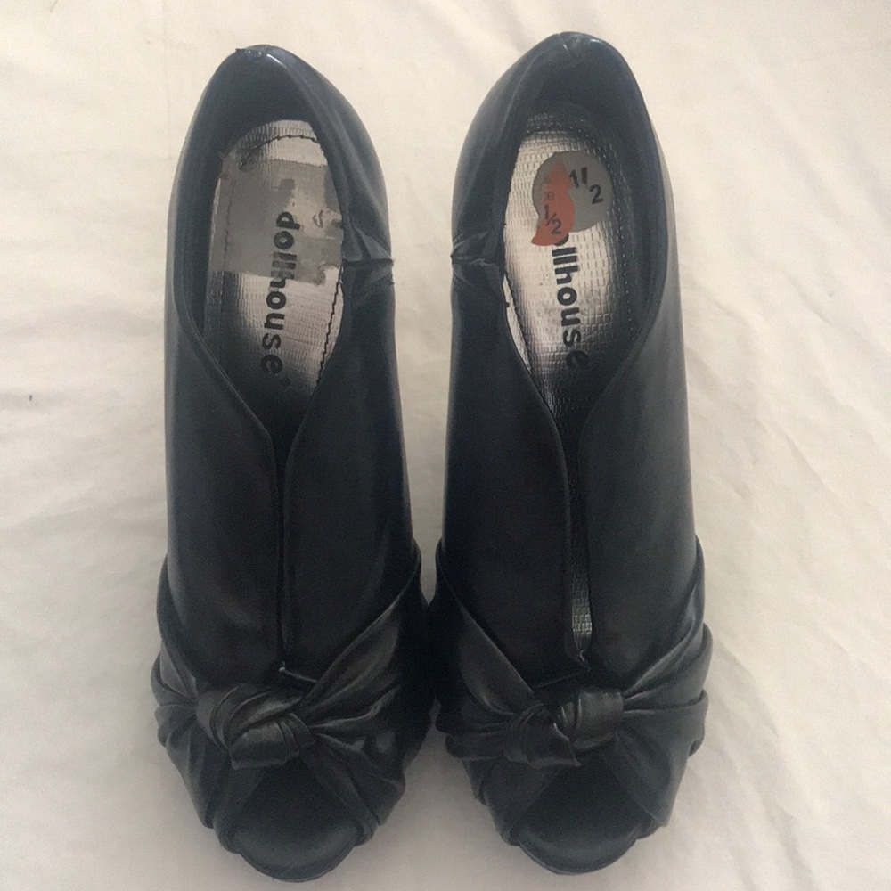 Black peep toe pumps